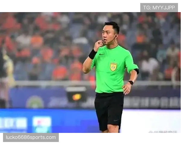 比赛中球员受伤倒地，裁判为何有时不停哨？规则拆解